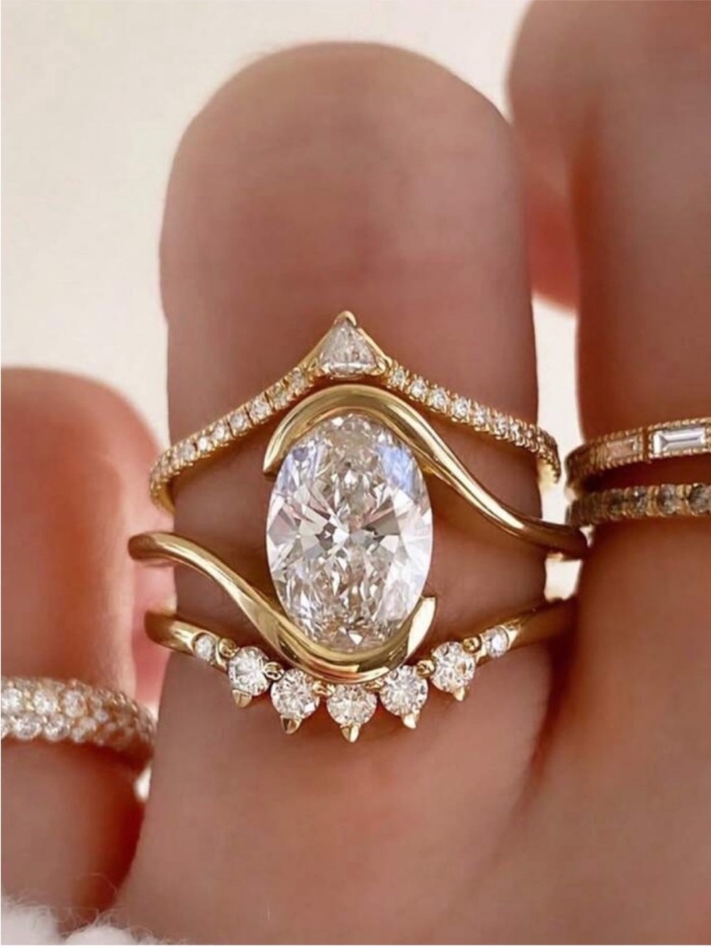 3pcs Gold Oval-Cut Solitaire
Ring with Pavé Diamond Bands